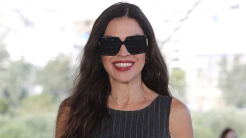 Ναταλία Δραγούμη: H επιτομή της κομψότητας με pinstriped midi φόρεμα και ψηλοτάκουνα