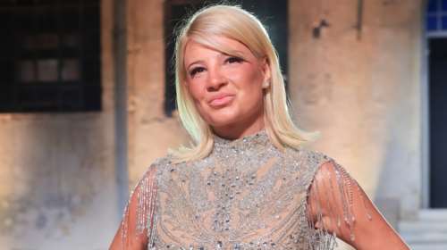 Εκθαμβωτική η Φαίη Σκορδά σε ρόλο μοντέλου - Περπάτησε στην πασαρέλα με σούπερ μίνι φόρεμα [εικόνες]