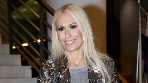 Η Μαρία Μπακοδήμου στιλάτη στο γραφείο της: Με μίνι λεοπάρ φόρεμα και Barbie ψηλοτάκουνα [εικόνα]