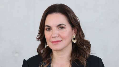 Όλγα Κεφαλογιάννη: Κομψή με λευκή πλισέ φούστα, nude χιαστί γόβες και νέο hairlook - Η αλλαγή που της ταιριάζει πολύ