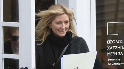 Μαρί Σαντάλ: Αμήχανη μιλώντας για πρώτη φόρα on camera - Οι δηλώσεις της έξω από το ξενοδοχείο