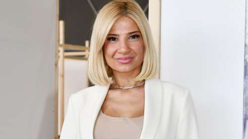 H Φαίη Σκορδά στην πλατεία Μητροπόλεως - Με off shoulder φόρεμα και μπλε πέδιλα