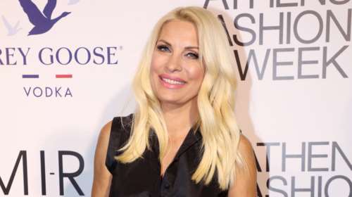 Ελένη Μενεγάκη: Μια κούκλα με αέρινο φόρεμα με παρτούς ώμους και βολάν στον λαιμό και τσάντα Louis Vuitton