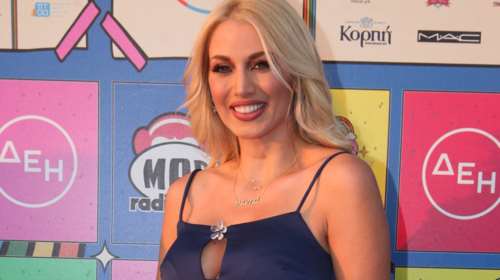 Κωνσταντίνα Σπυροπούλου: Στα Mad Awards με μπλε deux pieces με σκισίματα που ενώνονταν με λαμπερά πετράδια