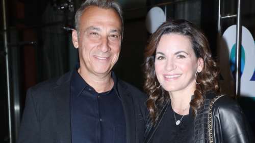 Όλγα Κεφαλογιάννη: Η στιλάτη εμφάνιση με ιδιαίτερο δερμάτινο τζάκετ, σατέν φόρεμα και πέδιλα