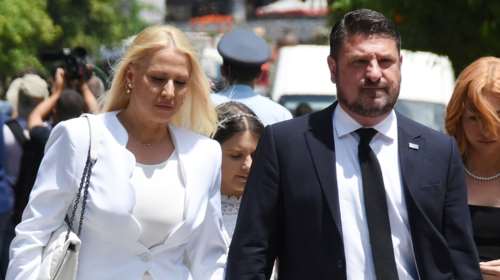 Το total white της συζύγου του Νίκου Χαρδαλιά: Το εκτυφλωτικό λευκό look και οι κόρες σε άσπρο-μαύρο