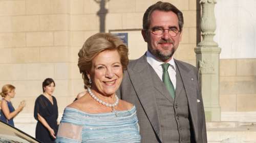 Αννα Μαρία: Κομψή στο θέατρο μαζί με τον γιο της Νικόλαο - Το κοστούμι της και τα κοσμήματα που δεν αποχωρίζεται