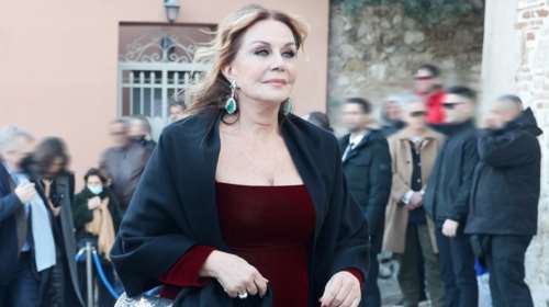 Αγάπη Πολίτη: Λαμπερή με navy look σε χώρο Τέχνης στον Πειραιά