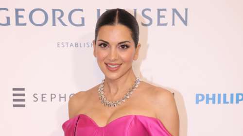 Σταματίνα Τσιμτσιλή: Ποζάρει με τα τρία παιδιά της στη Σιγκαπούρη - Το βραδινό look της με Dior και Chanel