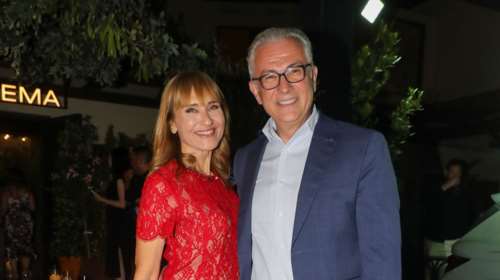 H Μάρα Ζαχαρέα μαγειρεύει στην κουζίνα του σπιτιού της - Μοντέρνος και πλήρως εξοπλισμένος ο χώρος