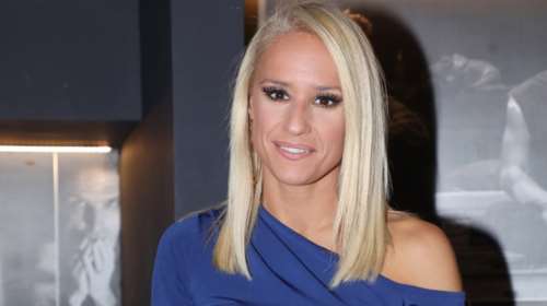 Κατερίνα Παναγοπούλου: Κομψή στο θέατρο με αποχρώσεις του μπλε και τσάντα YSL