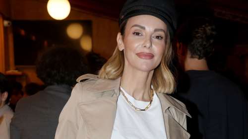 Μπέττυ Μαγγίρα: Σαν κομψή γαλλίδα στο θέατρο - Η καπαρντίνα, τα σνίκερς και το στιλάτο καπέλο