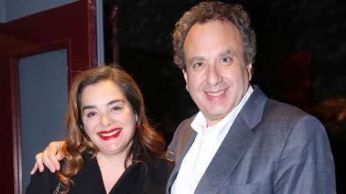 Χρήστος Χωμενίδης - Γωγώ Μπρέμπου: H σπάνια δημόσια εμφάνιση στο θέατρο - Το robe coat της ηθοποιού