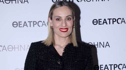 Ελεονώρα Μελέτη: Η total black εμφάνιση στο θέατρο με απίθανο τουίντ σακάκι και υπερβολικά βραδινές γόβες