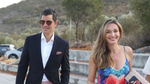 Ο Σάκης Ρουβάς σε παραδοσιακή ταβέρνα στην Ύδρα