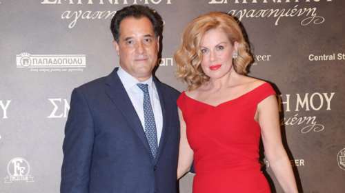 Ευγενία Μανωλίδου – Άδωνις Γεωργιάδης: Η αγκαλιά και το τρυφερό φιλί που αντάλλαξαν μπροστά από το χριστουγεννιάτικο δέντρο