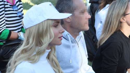 Το casual look της Δούκισσας Νομικού: Η απίθανη casual εμφάνιση με λευκό ζιβάγκο και τζιν καμπάνα