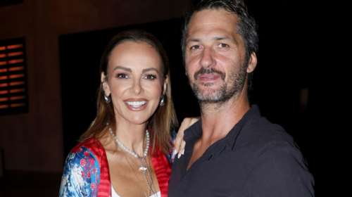 Φθινοπωρινή και στιλάτη η Μπέττυ Μαγγίρα: Ο ιδανικός τρόπος που φόρεσε το πολύχρωμο φλοράλ κιμονό της