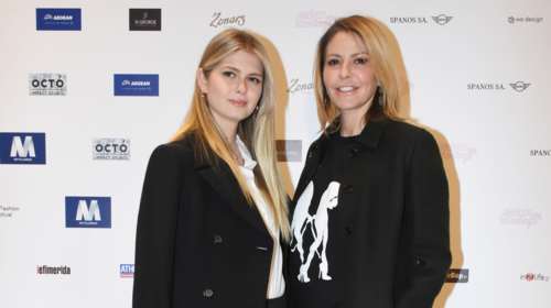 H Αμαλία Κωστοπούλου ενθουσιασμένη με το Galliano φόρεμα της μητέρας της