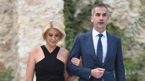 Σία Κοσιώνη - Κώστας Μπακογιάννης: Η βραδινή έξοδος με τον γιο τους - Η cool εμφάνιση του Δήμου με cargo βερμούδα και Polo