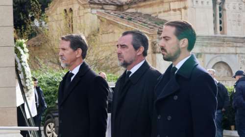 Συγκινημένοι οι Ντε Γκρες: Ο Παύλος, ο Νικόλαος και ο Φίλιππος ακολουθούν η σορό της πριγκίπισσας Ειρήνης