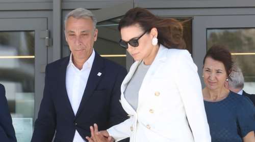 Όλγα Κεφαλογιάννη: Με σταυρωτό μπλέιζερ, πλισέ κλος φούστα και side open γόβες στιλέτο στην Εθνική Πινακοθήκη