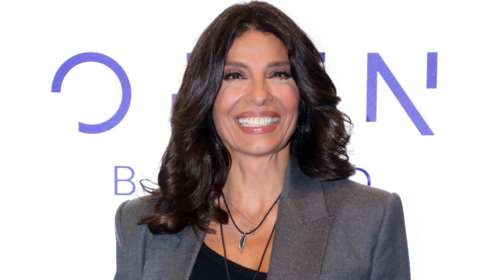 Πόπη Τσαπανίδου: Στιλάτη με ανδρικό κοστούμι και loafers, μια διαχρονικά ιδανική επιλογή