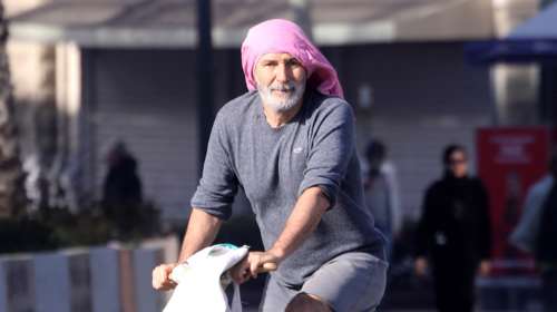 Πολ Ευμορφίδης: Έτσι κυκλοφορεί στην Αθήνα ο Mr. Coco-Mat - Με βερμούδα, πάνινα παπούτσια και ξύλινο ποδήλατο