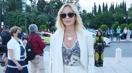 Τα φλατ παπούτσια που φόρεσε η Άννα Βίσση στο show Dior ήταν η επιτομή του coolness