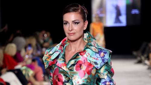 Τζίνα Αλιμόνου:  Αιθέρια στη φύση με αρχαιοελληνικό λευκό φόρεμα με πτυχώσεις - Σαν Πρωθιέρεια