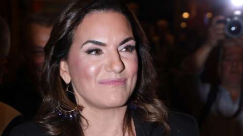 Όλγα Κεφαλογιάννη: Η βραδινή εμφάνιση με ιδιαίτερο κοστούμι - Το διάτρητο παντελόνι και το μπλέιζερ με τα κεντήματα