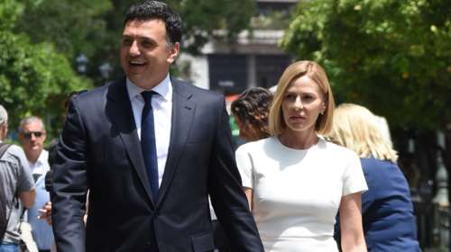 Τζένη Μπαλατσινού: Ευχήθηκε στον "big boy" Βασίλη Κικίλια με δυο φωτογραφίες όπου κάθεται στα πόδια του και έχουν ξεκαρδιστεί