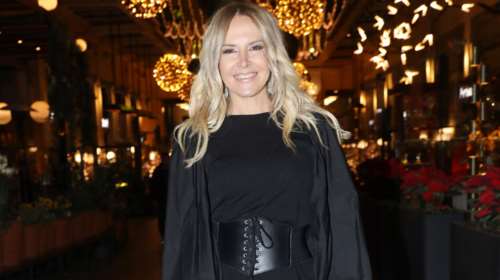 Μαρία Ανδρούτσου: Η 52χρονη ηθοποιός με μίνι φόρεμα που αναδεικνύει τα καλλίγραμμα πόδια της [εικόνα]