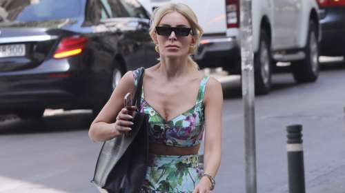 Η Κατερίνα Καινούργιου στη μοντέρνα κουζίνα του νέου της σπιτιού - Κυριαρχεί το μπεζ και το λευκό