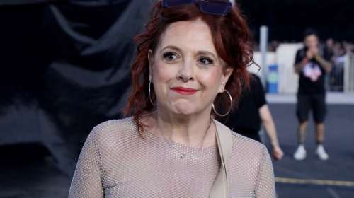 Ελένη Ράντου: Με ασημί στράπλες φόρεμα και δίχτυ στη μεγάλη συναυλία του Βασίλη Παπακωνσταντίνου