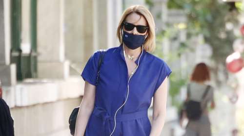 Τζένη Μπαλατσινού: Βόλτα για ψώνια με ασύμμετρο κρουαζέ φόρεμα και μπαλαρίνες