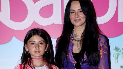 Ζενεβιέβ Μαζαρί: Σε πρεμιέρα με τη stylish κόρη της – Το μοδάτο look της Ροζαλίας με cropped top και δίπατα σνίκερς