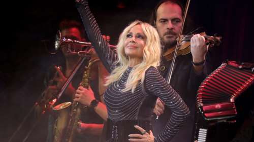 Άννα Βίσση: Μια κούκλα με το νέο bardot haircut της - Έκοψε curtain bangs που αφαιρούν χρόνια από το πρόσωπό της