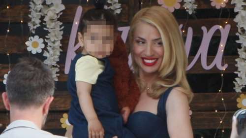 Μαμά και κόρη με το ίδιο φόρεμα: Αυτός είναι ο λόγος που η Μαρία Ηλιάκη και η κόρη της Κατερίνα ντύθηκαν ασορτί στη βάφτιση