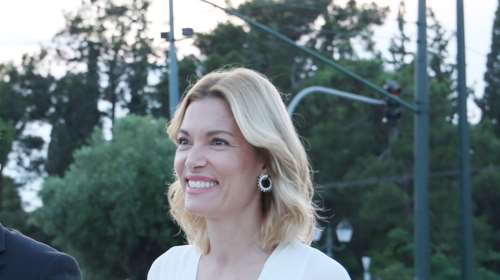 Βίκυ Καγιά: Η εντυπωσιακή, άκρως καλοκαιρινή εμφάνιση στον γάμο της Μαίρης Κατράντζου