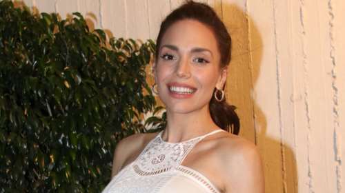 Κρυσταλλία: Θηλάζει το μωρό της στο μαιευτήριο και το νανουρίζει με κάλαντα [βίντεο]