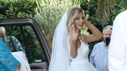 Το άλμπουμ του γάμου του Μύρωνα Στρατή: Το bridal look, το fluffy νυφικό και η αποσπώμενη τούλινη φούστα