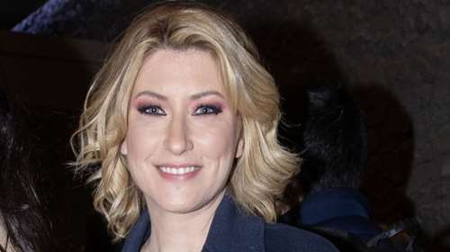 Σία Κοσιώνη: Βραδινή εμφάνιση με κομψό μπλε παλτό, τζιν και σνίκερς - Το απίθανο μακιγιάζ της