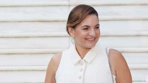 Όλγα Κεφαλογιάννη: Η κομψή εμφάνιση με μίνι κόκκινο boho φόρεμα και εσπαντρίγιες