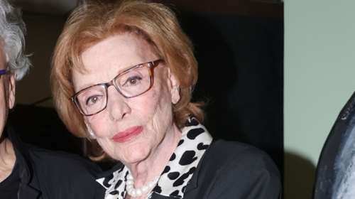 Κομψή, αριστοκρατική και πανύψηλη: Η 89χρονη Μάρω Κοντού με animal print και πέρλες στο θέατρο