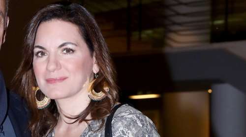 Όλγα Κεφαλογιάννη: Κομψή με μακρυμάνικο μίντι φόρεμα με ιδιαίτερο πατρόν που τόνισε την σιλουέτα της