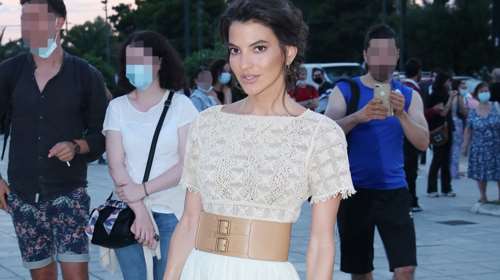 Δήμητρα Κούστα: Αποκαλύφθηκε το look της σε πρόσφατη εμφάνιση και "κολλήσαμε" με τα ατελείωτα πόδια της