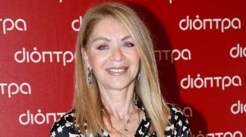 Έλλη Στάη: Η φωτογραφία στο σπίτι της με την καταπράσινη θέα και το casual look της με μαρινιέρα και σνίκερς