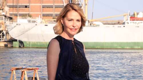 Καλοκαιρινές στιγμές στο νησί: Η Τζένη Μπαλατσινού φωτογραφίζει τον γιο της να... καθαρίζει πατάτες