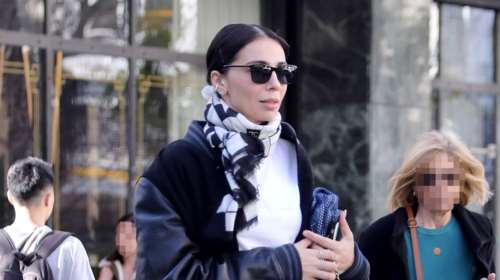 Ολυμπία Χοψονίδου: Με super εκκεντρικό παντελόνι στην Αθήνα - Τα τεράστια ανοίγματα που φάνηκαν ενώ περπατούσε